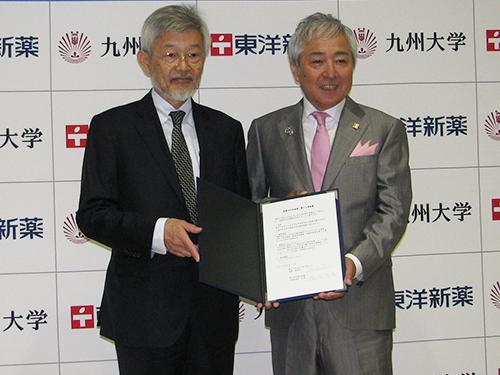 締結調印式の様子（写真右=服部社長）